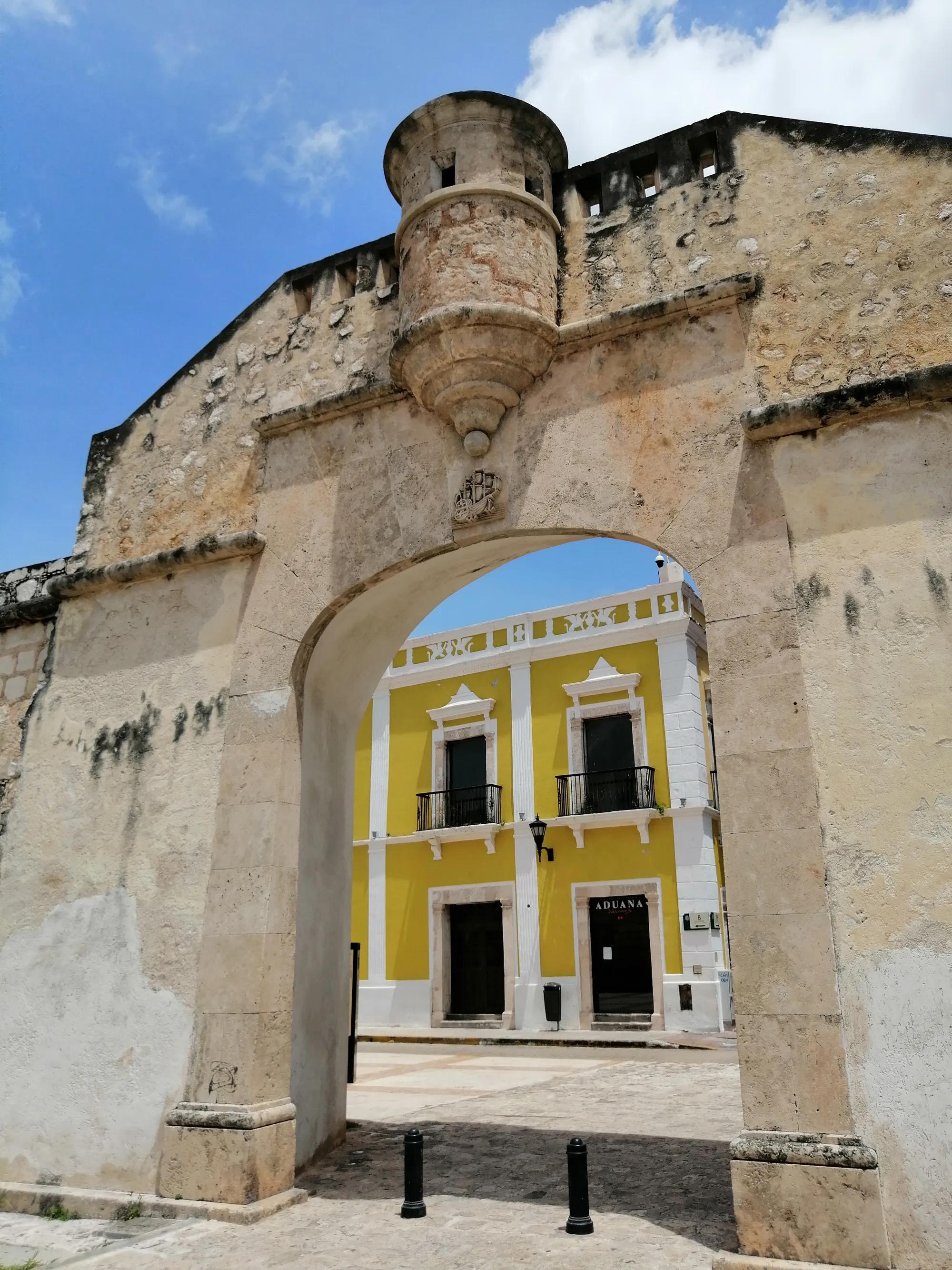 Puerta de Tierra, acceso amurallado del siglo XVII en el centro histórico de Campeche — Casonas MX