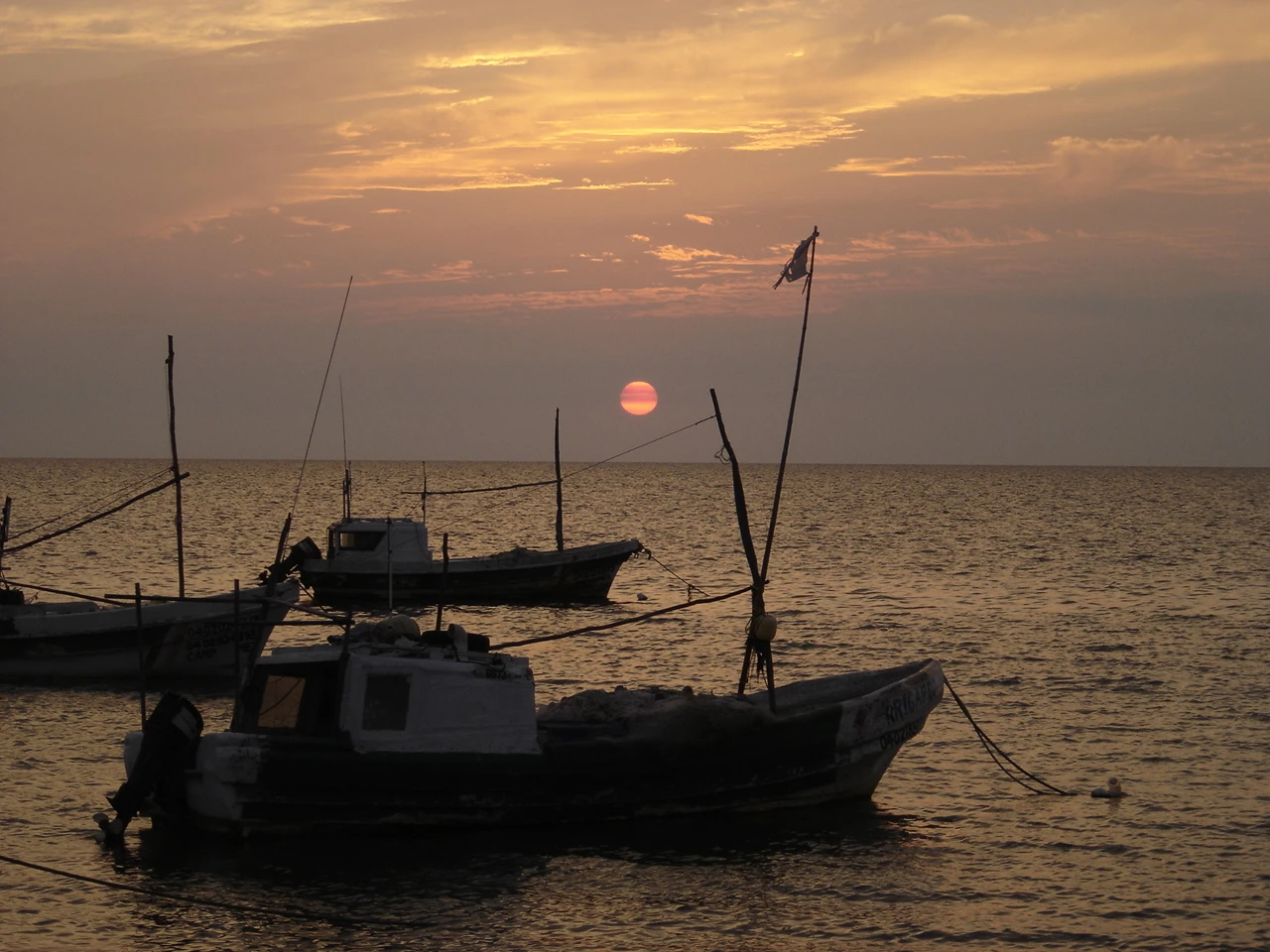 Sunset over Campeche's malecón with traditional boats on the Gulf of Mexico — Casonas MX, Campeche