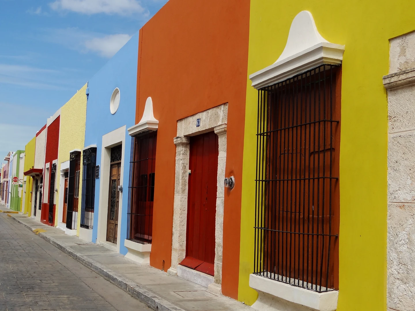 Calle 61 in Campeche's historic center with colonial facades in orange, yellow and green — Casonas MX, Campeche