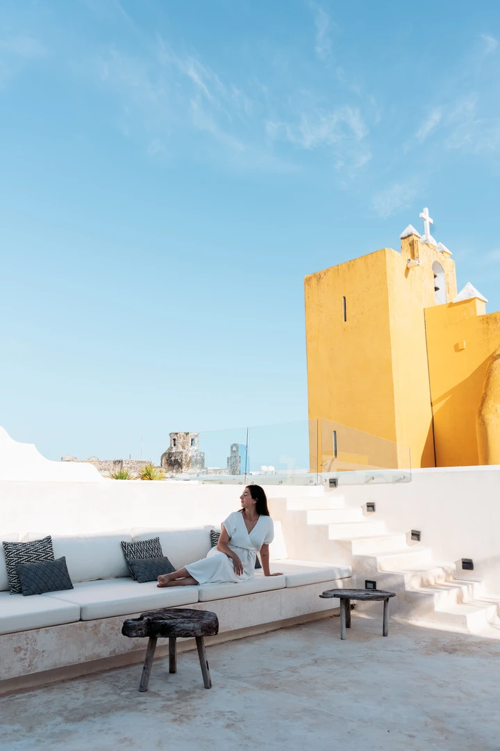 Azotea con vista a los tejados y campanarios del centro histórico de Campeche al atardecer — Casonas MX