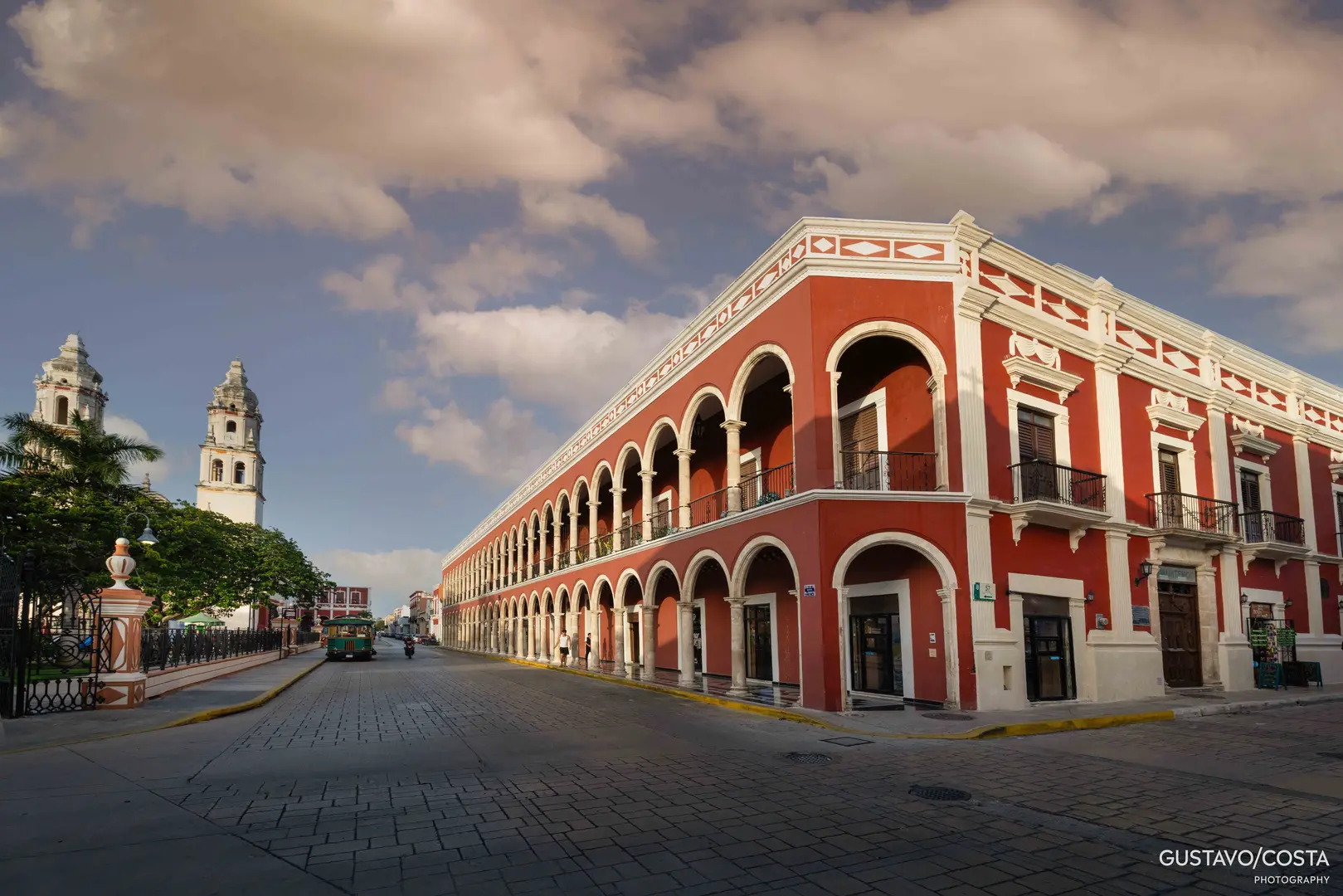 Fachada del Edificio Cuauhtémoc frente a la Plaza Principal — Casonas MX