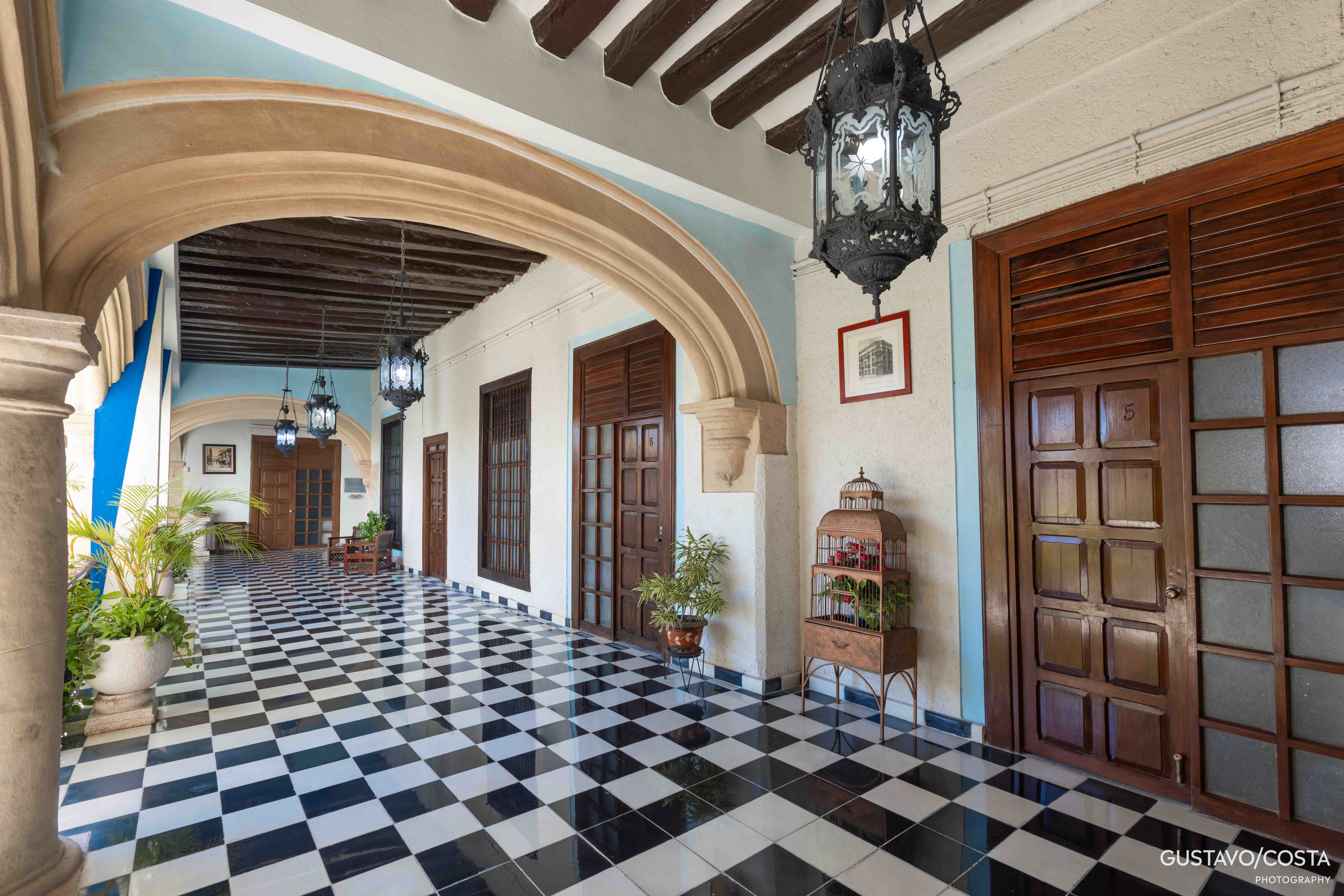 Pasillo de arcos del Edificio Cuauhtémoc en Campeche, con luz filtrada sobre columnas coloniales
