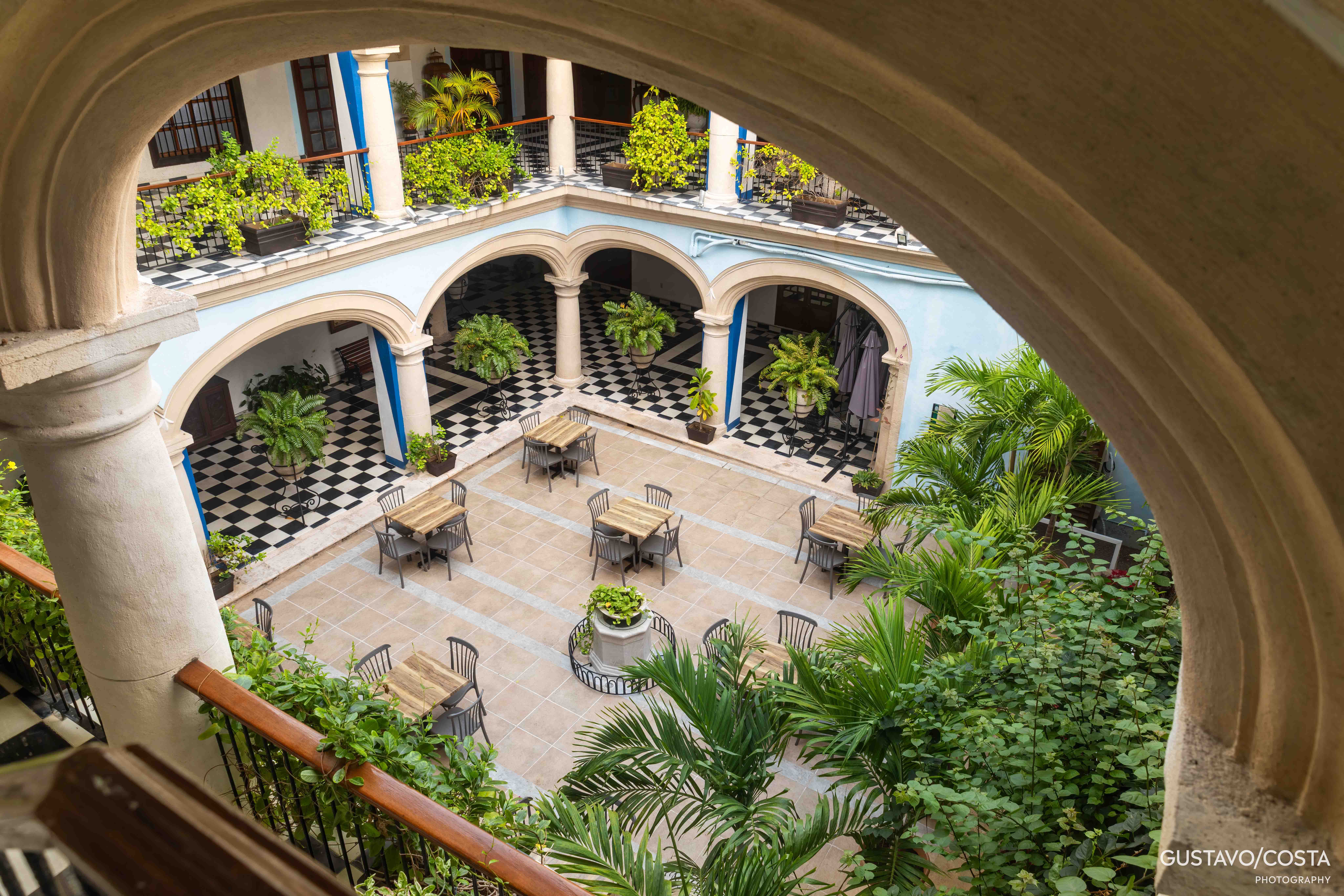 Patio central del Edificio Cuauhtémoc en Campeche, con columnas y arcos coloniales — Centro Histórico, Patrimonio Mundial UNESCO