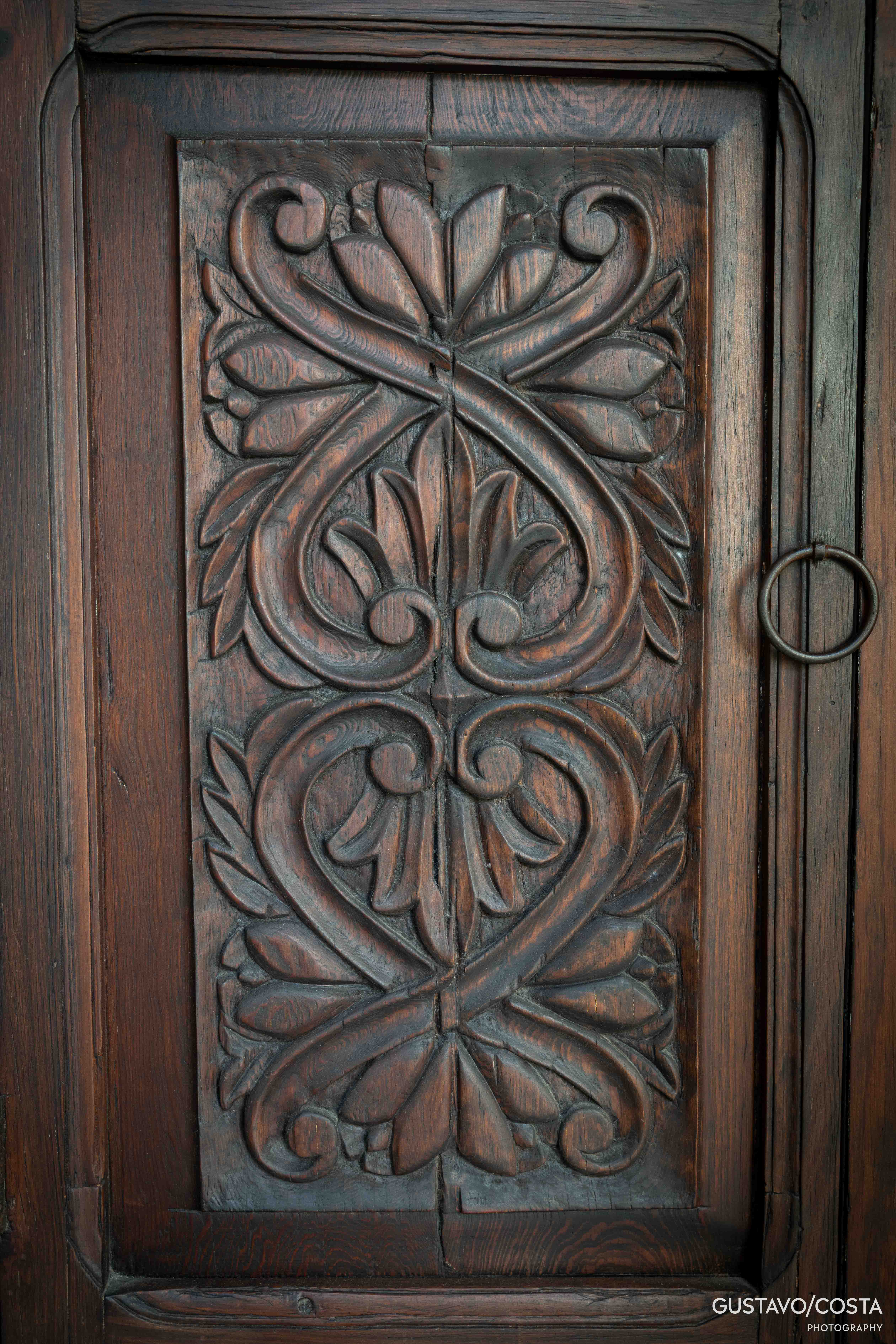 Postigo de madera en un portón del Edificio Cuauhtémoc, Campeche — carpintería colonial original