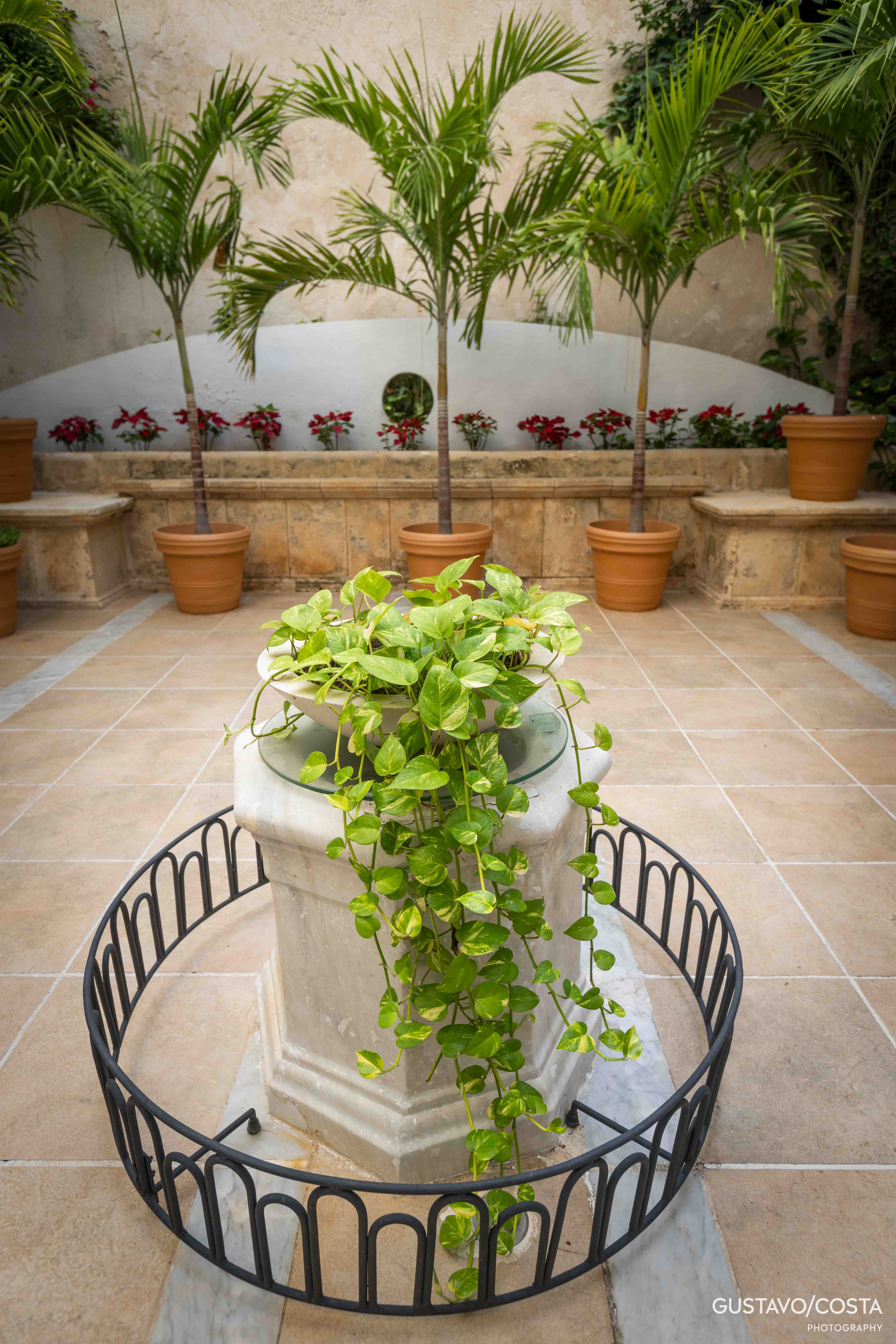 Pozo colonial en el patio del Edificio Cuauhtémoc, Campeche — testigo de la vida cotidiana de la antigua Casa Real