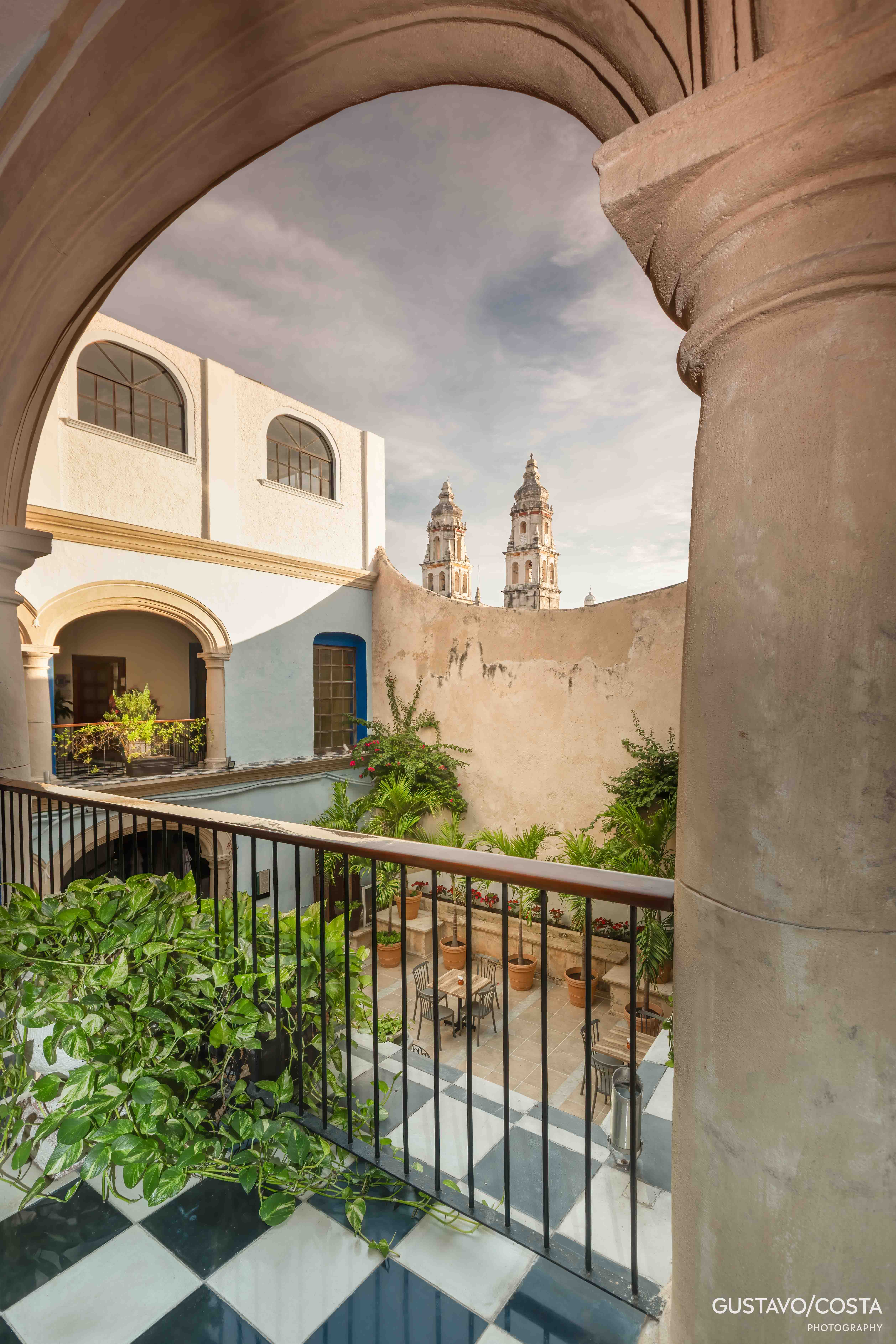 La torre de la Catedral de Campeche vista desde el patio del Edificio Cuauhtémoc