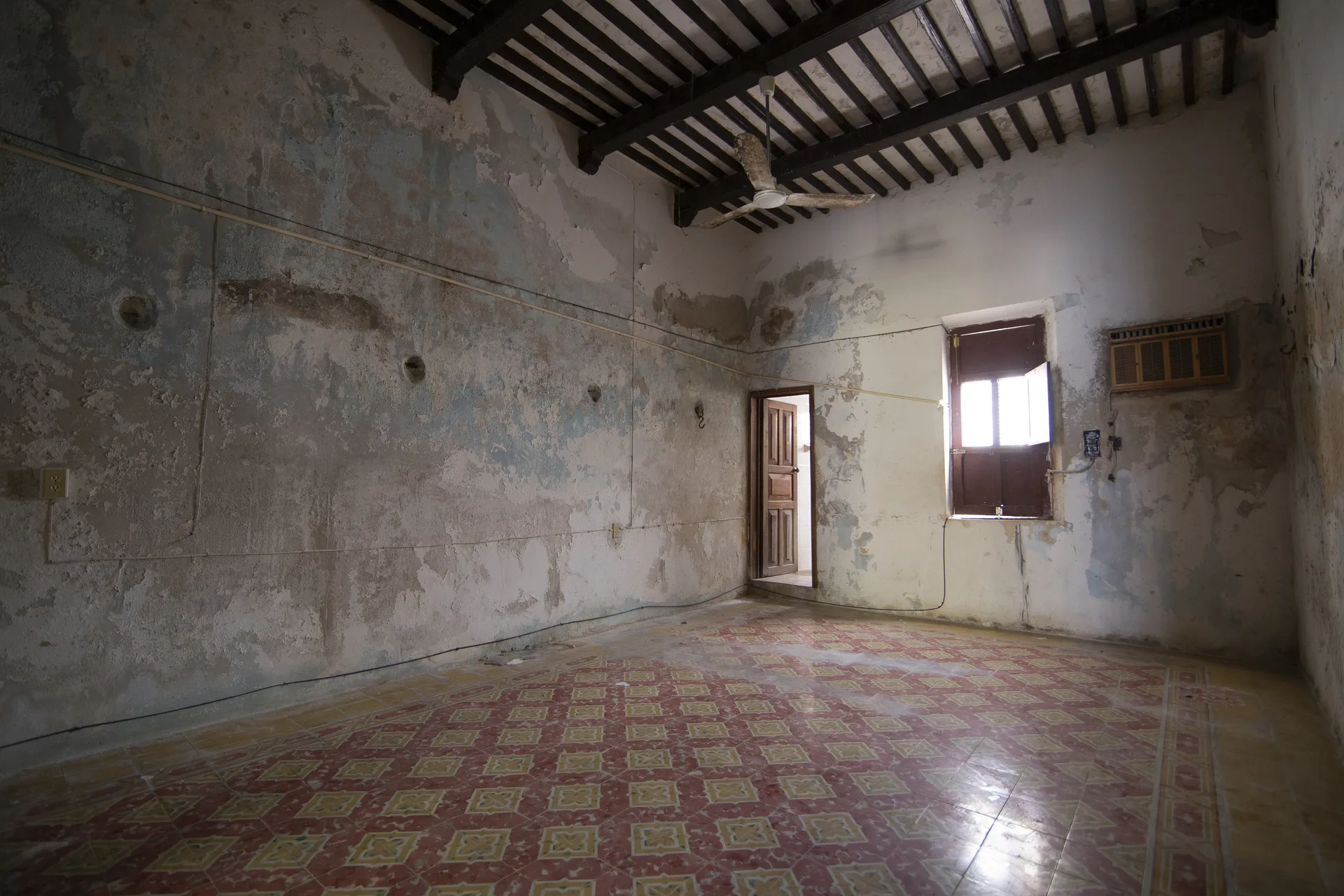 Interiores de La Casa Verde antes de la restauración de los muros, Campeche
