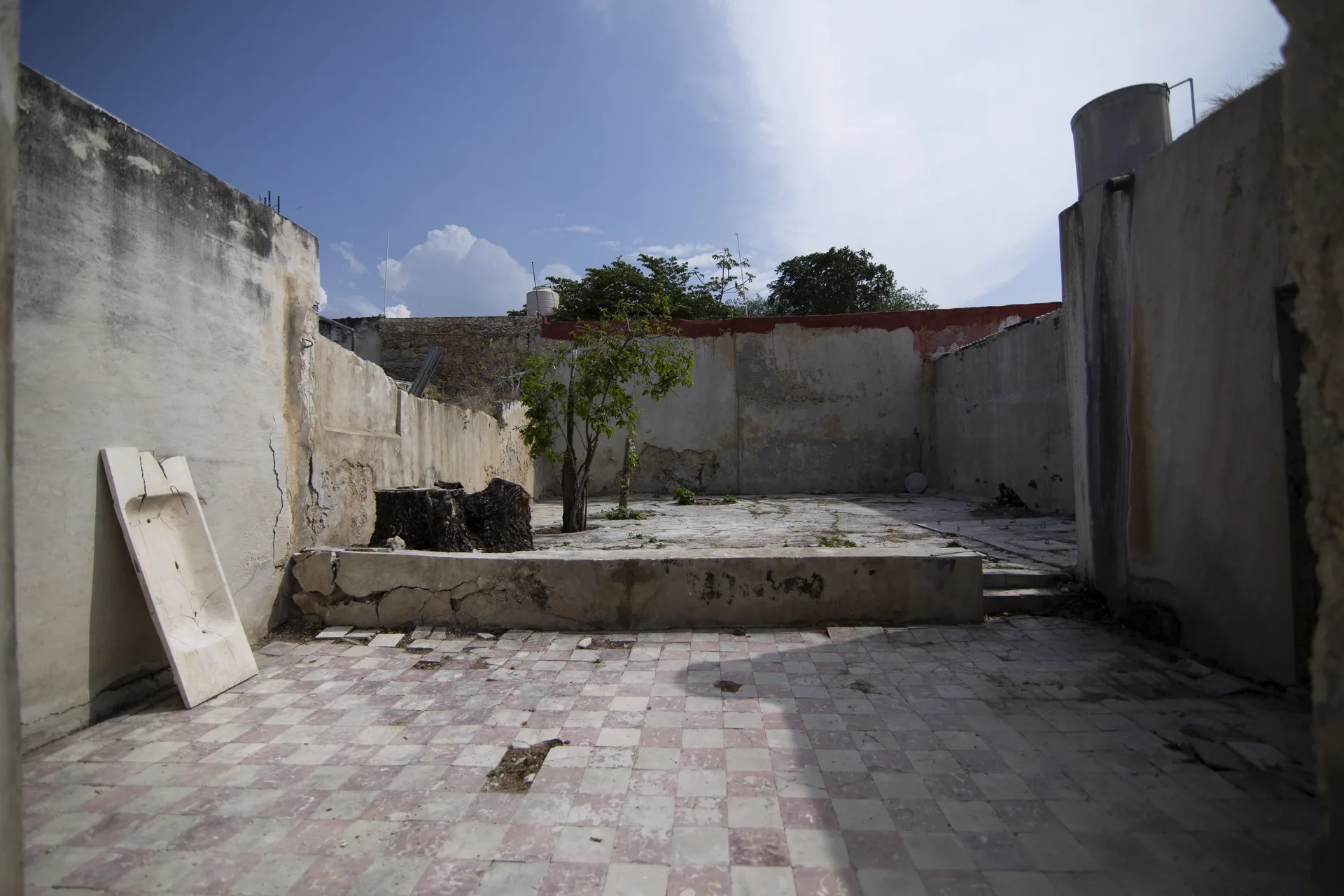 Patio de La Casa Verde antes de la restauración, en otro ángulo, Campeche