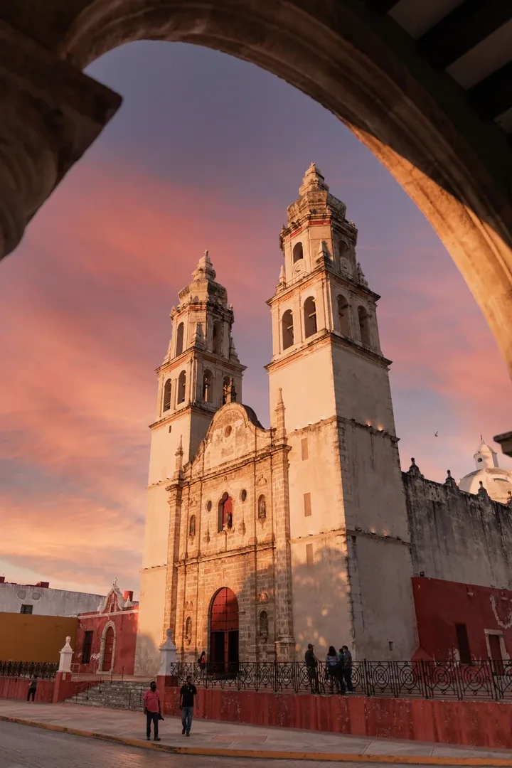 La Catedral de Campeche y el Parque Principal de día