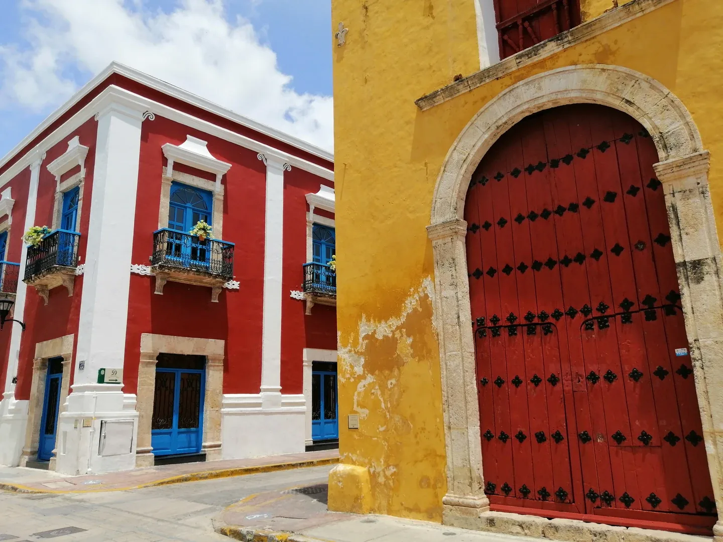 Calle colonial de Campeche en luz dorada