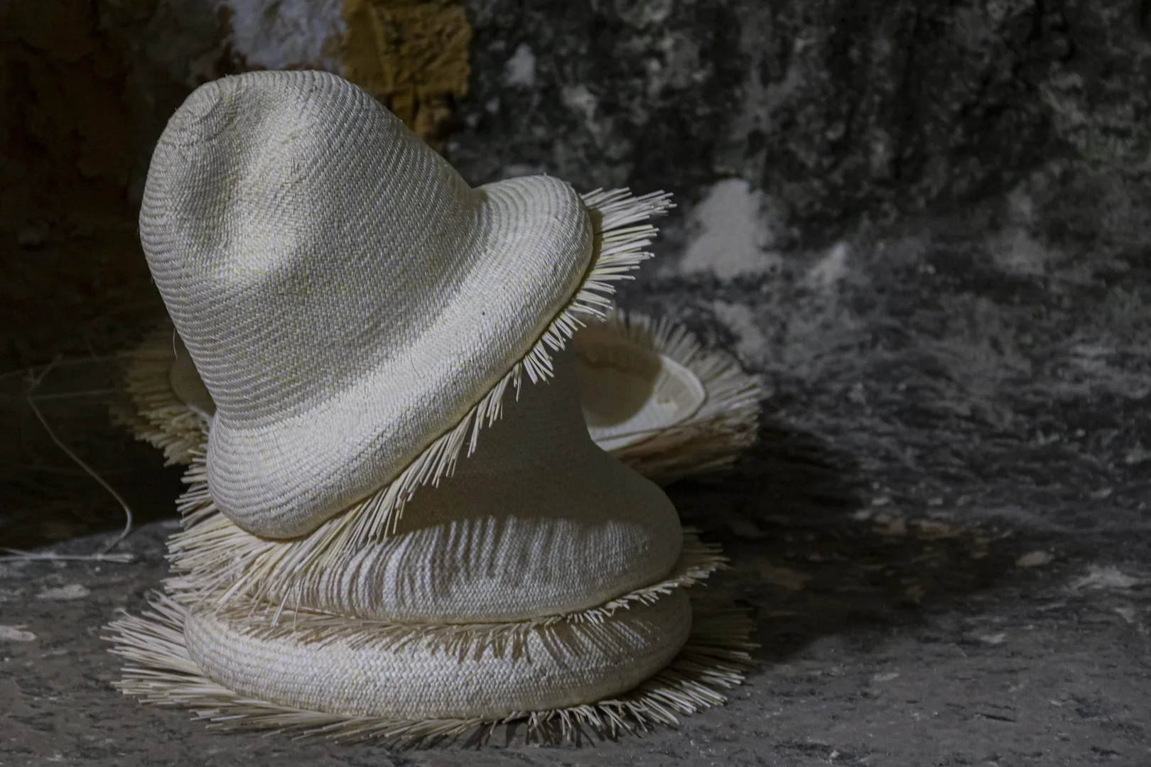 Primer plano de sombreros de jipijapa de Becal