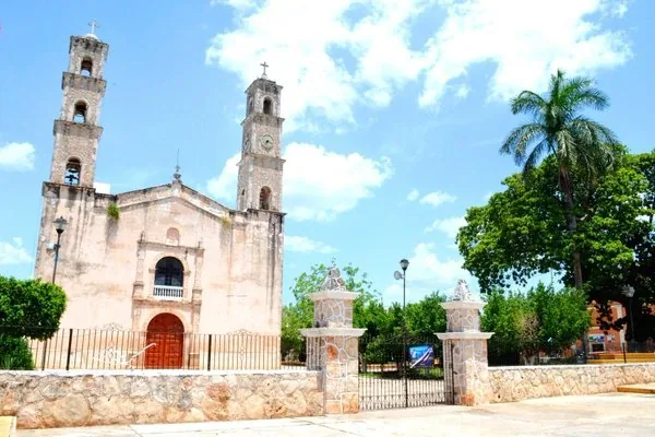 La plaza y la iglesia de Becal, Campeche
