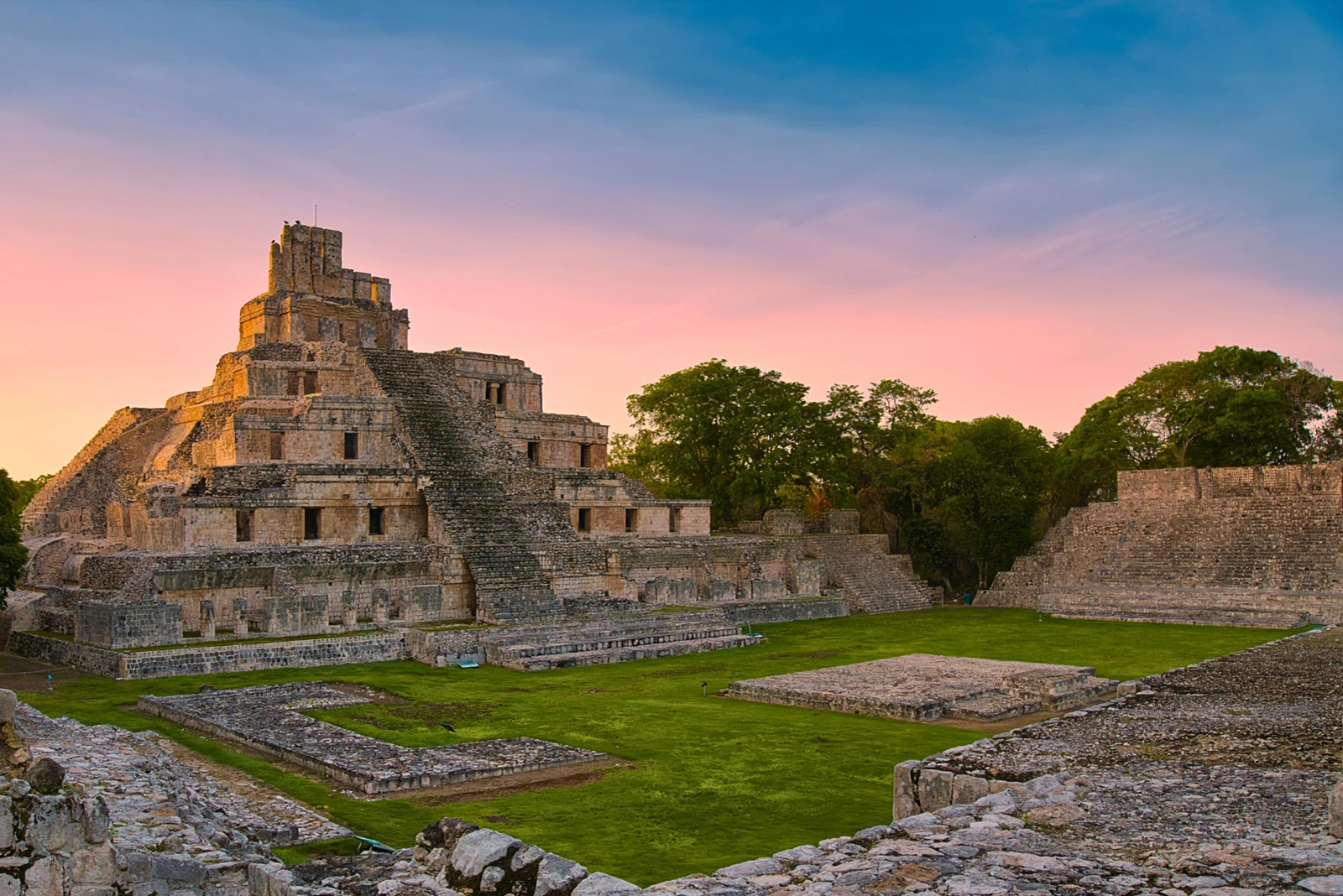 Edificio de los Cinco Pisos en la zona arqueológica de Edzná, excursión para invitados de boda desde Campeche