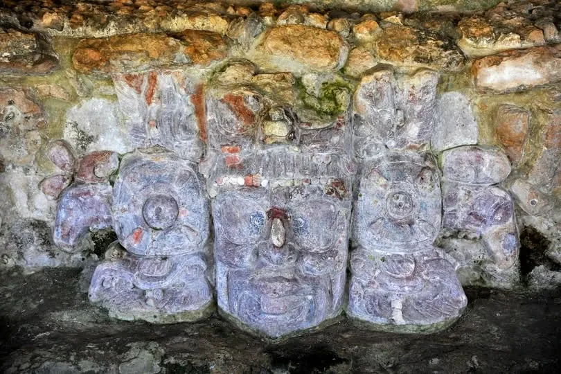 Mascarón de estuco en Edzná, Campeche