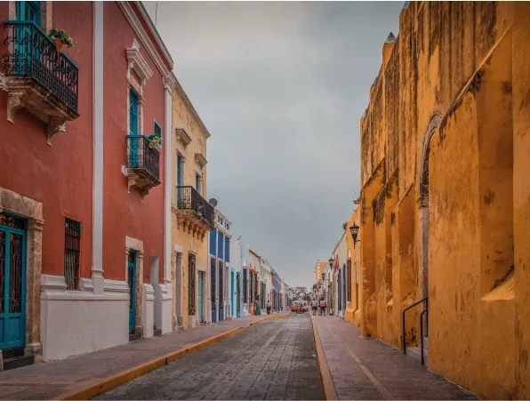 La Calle 59 en el centro histórico de Campeche, con sus fachadas coloniales pastel