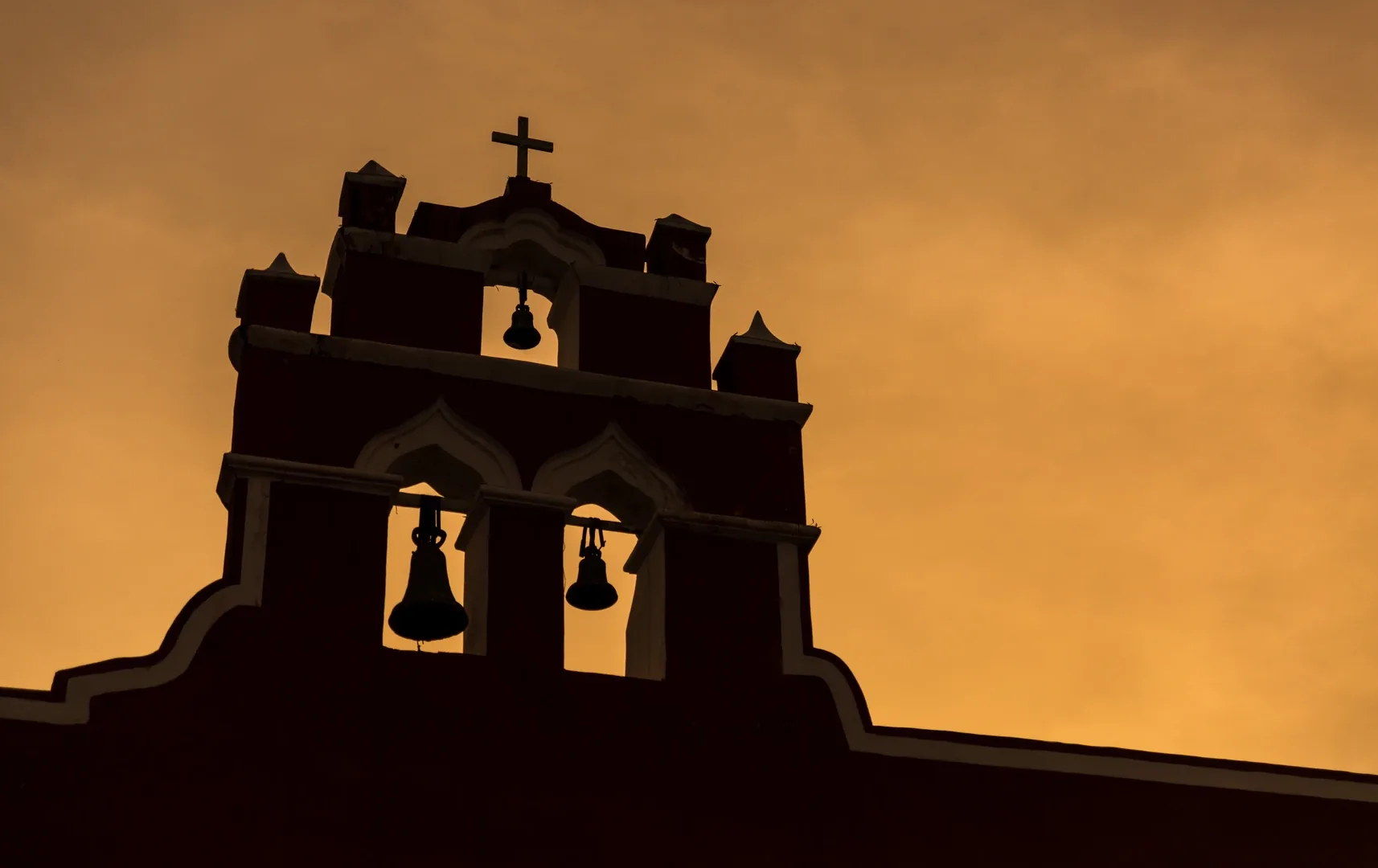 La espadaña de la capilla de San Francisquito al atardecer, Campeche