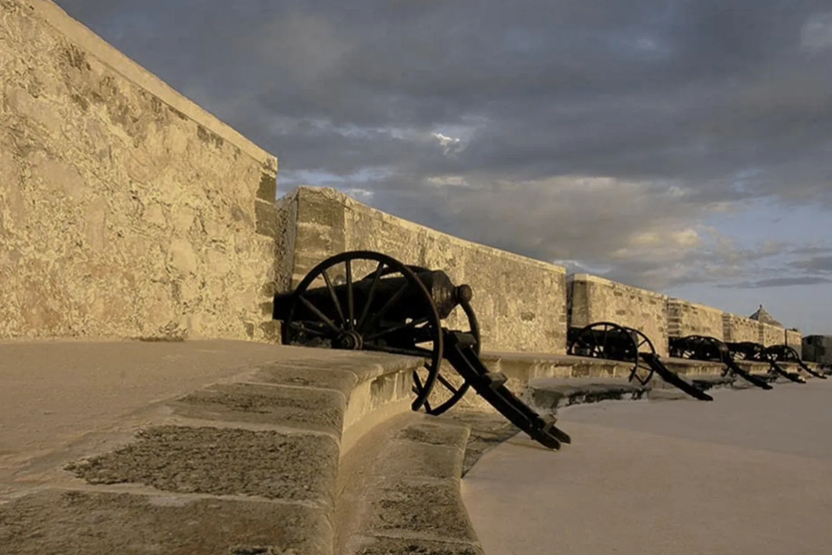 Cañones sobre un baluarte de la muralla de Campeche