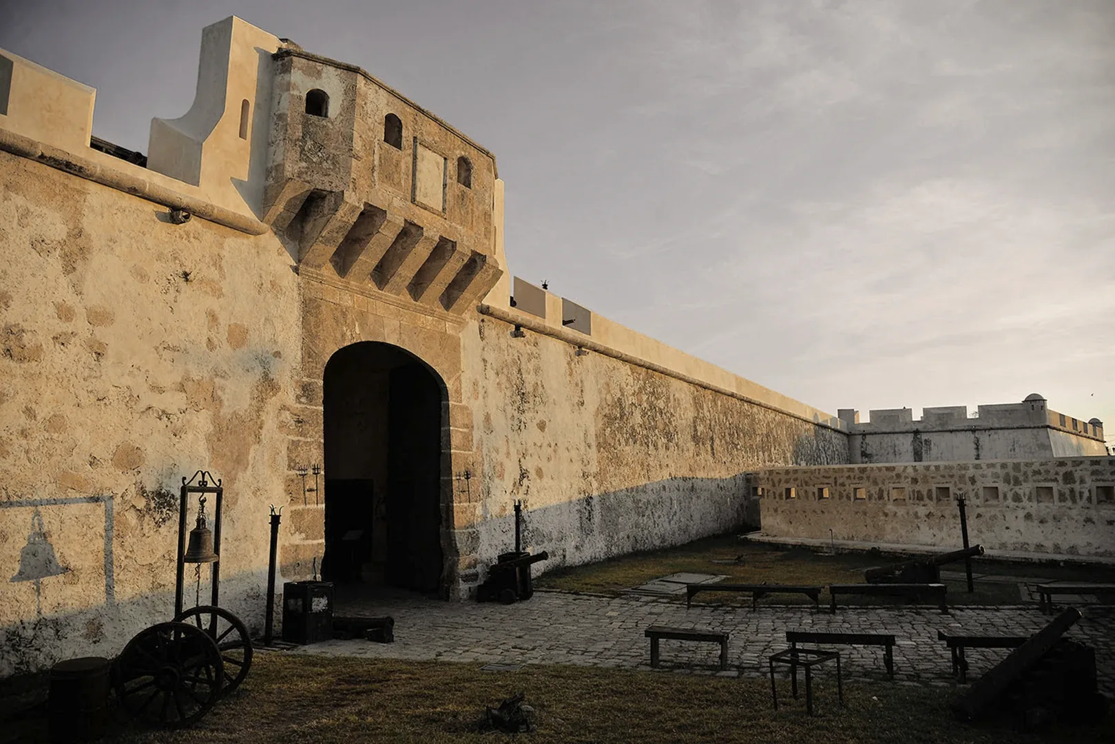 Las murallas de Campeche iluminadas de noche