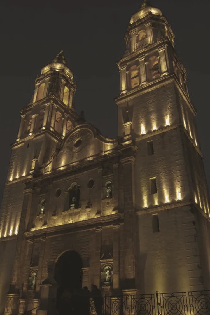La Catedral de Campeche iluminada de noche