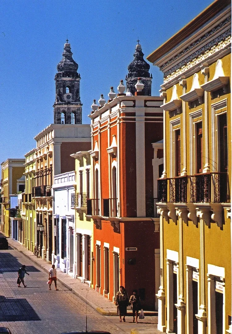 Calle colonial con faroles en Campeche de noche