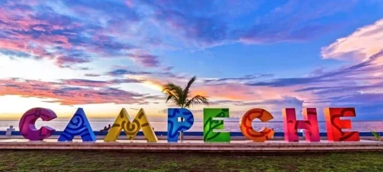 Las letras monumentales de Campeche en el malecón