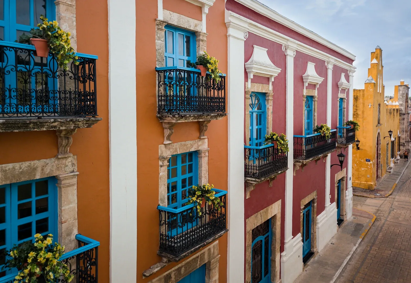 Techos pastel de Campeche desde un baluarte