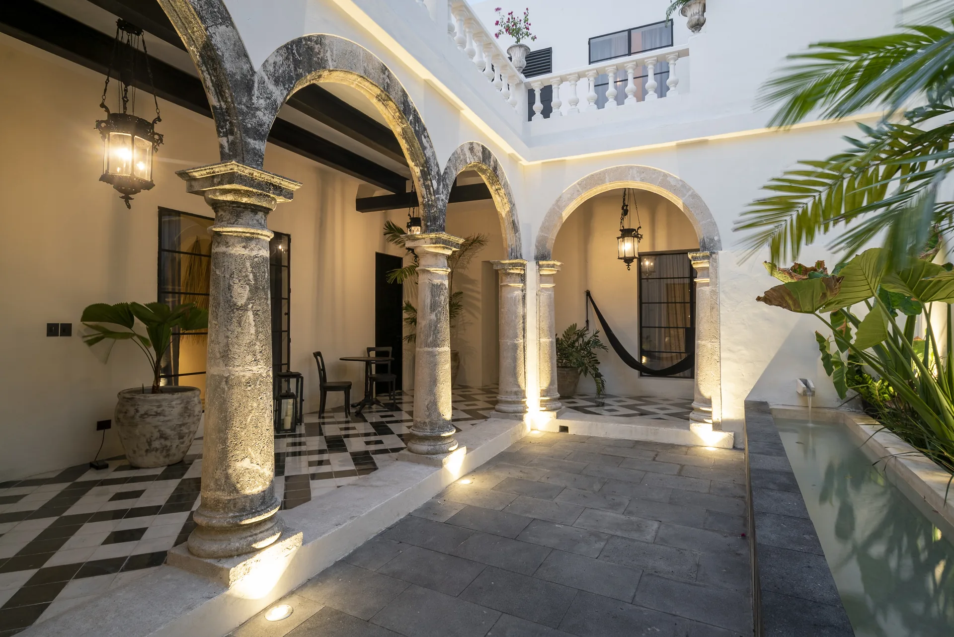 Columned interior courtyard with colonial arches in a restored heritage home in Campeche — Casa Japa by Casonas MX