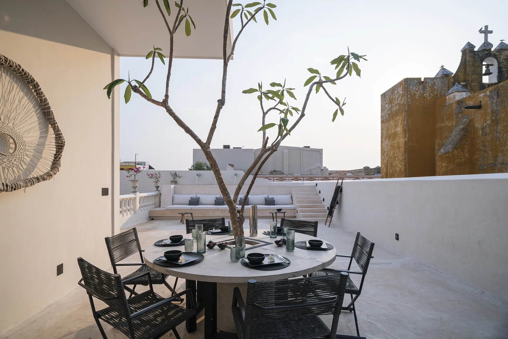 La azotea de Casa Japa con su comedor al aire libre, en la ciudad amurallada de Campeche