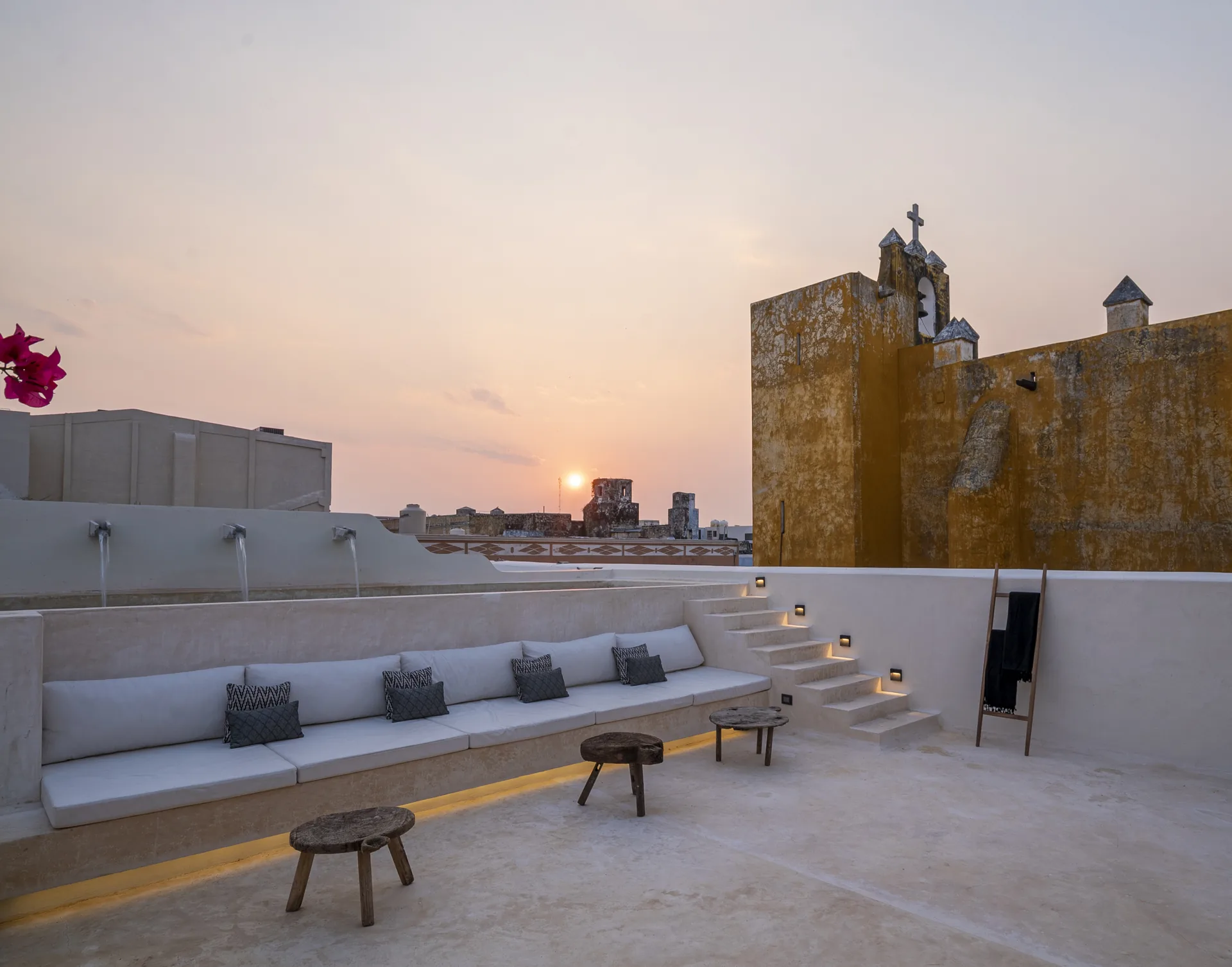 Terraza en la azotea de una casona de Campeche al atardecer, base del itinerario de 4 a 5 días