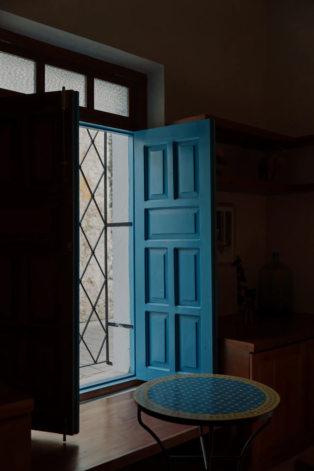 Puerta azul de una casona en la ciudad amurallada de Campeche, el final del viaje en Tren Maya