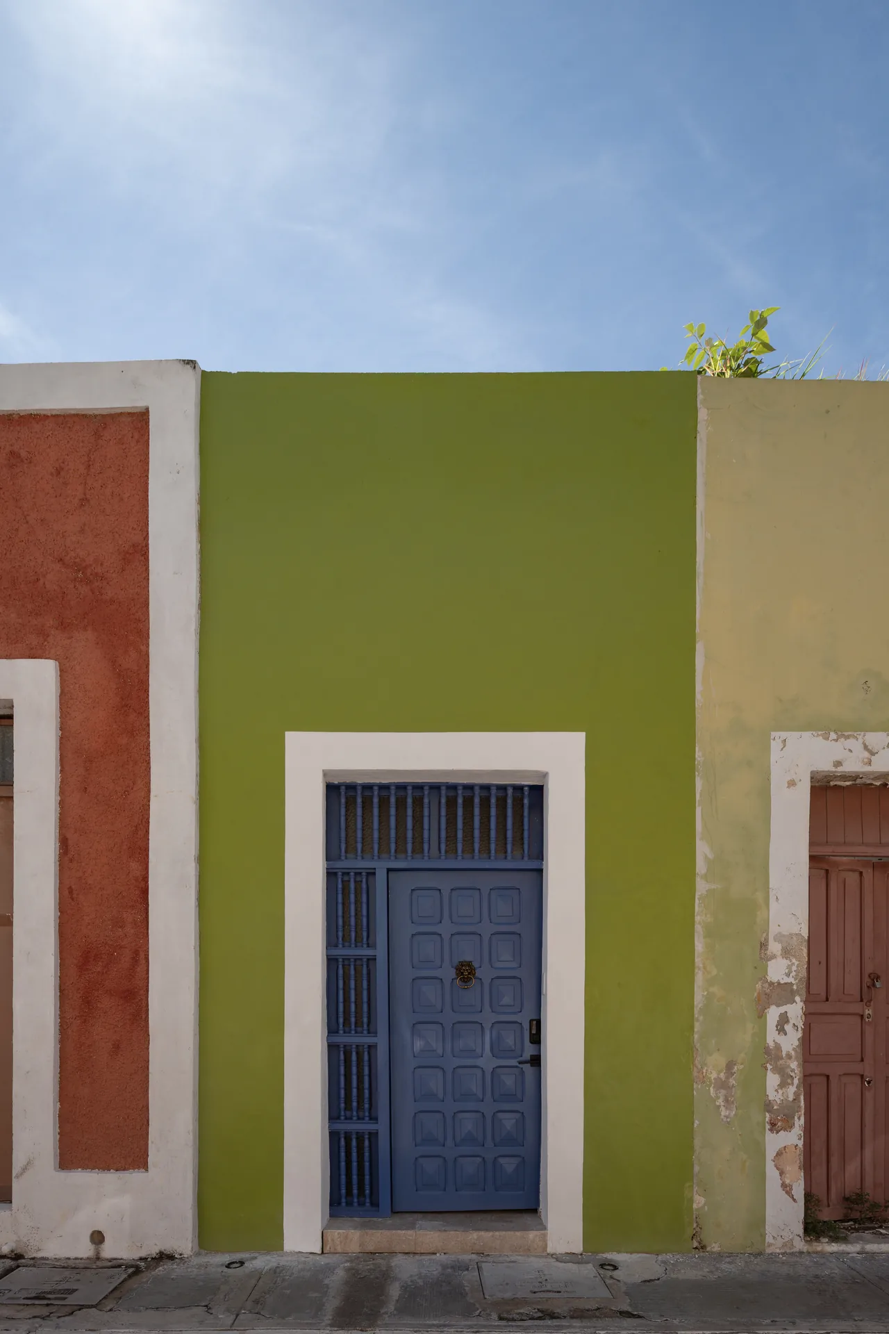 Colourful colonial facade in central Campeche — Casonas MX