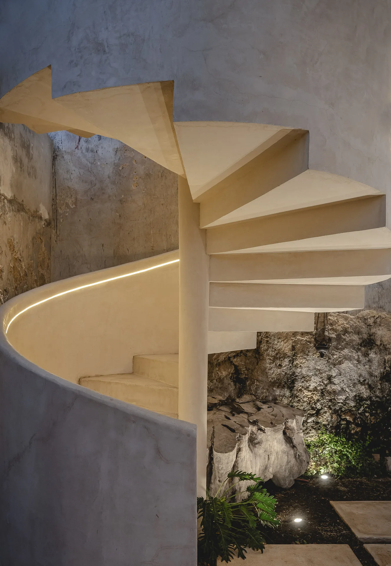 Escalera helicoidal monolítica de concreto en el anexo contemporáneo de La Casa Verde, Campeche