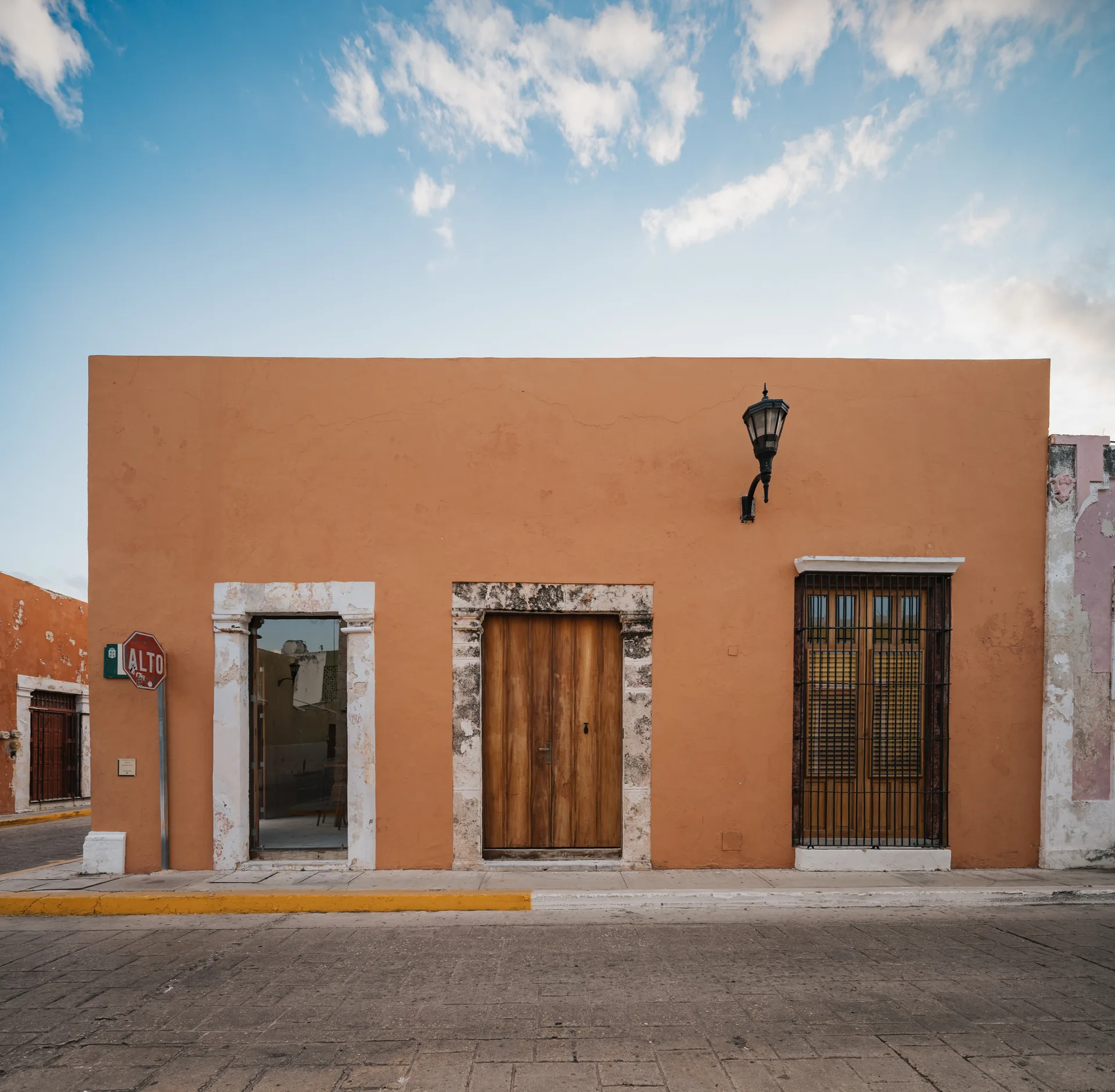 Fachada terracota de Casa Zotz en el centro histórico de Campeche — arquitectura colonial UNESCO