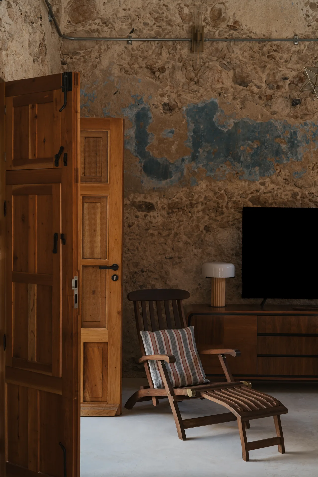 Casa Zotz, preserving the original masonry — living room with exposed stone walls — Casonas MX, Campeche