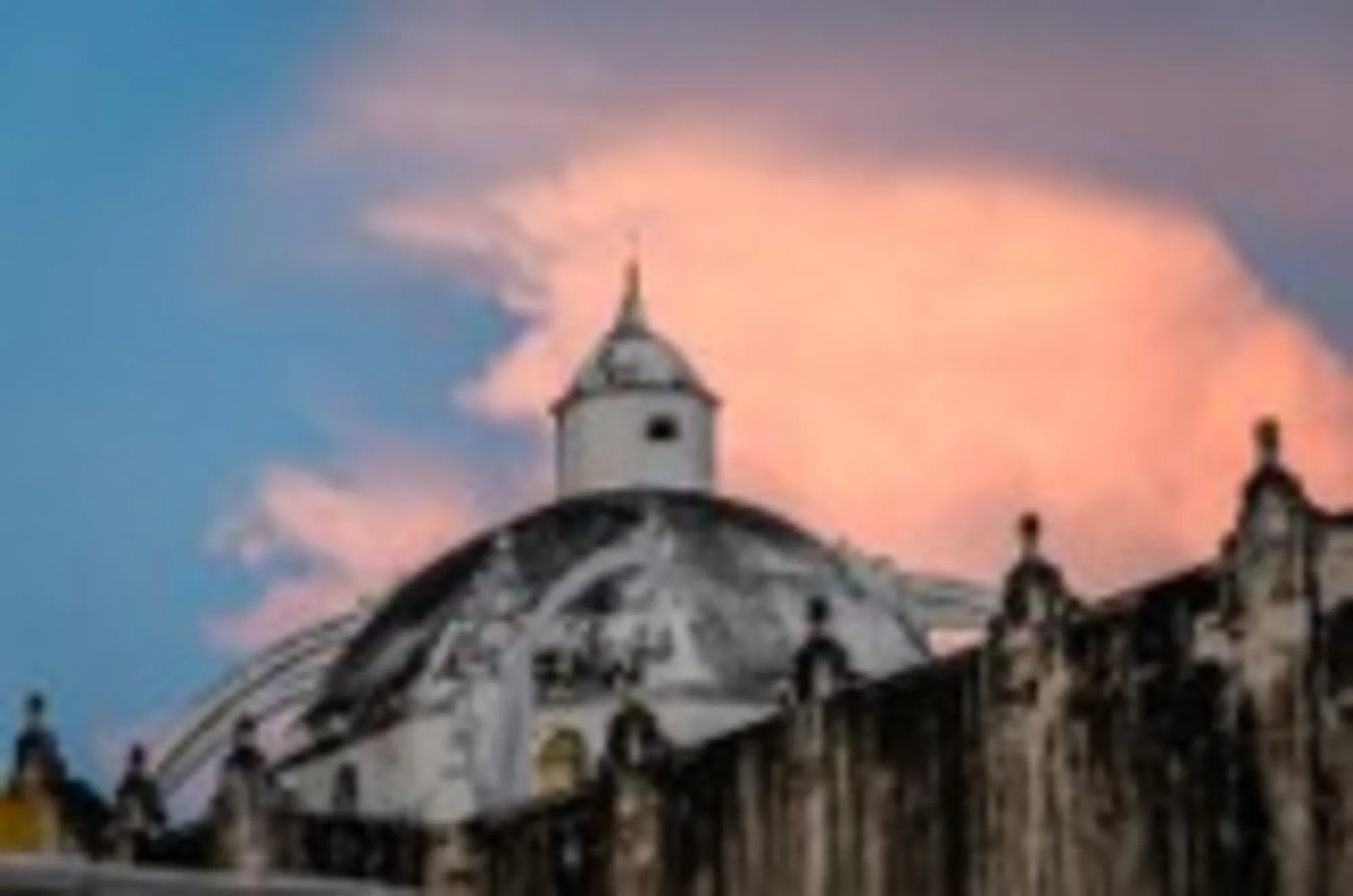 Colonial street in Campeche at dusk — Casonas MX